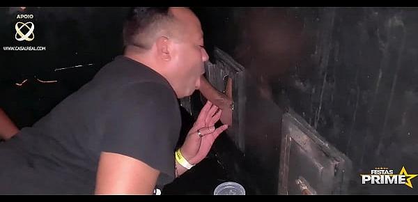  Chupando várias picas no Glory Hole